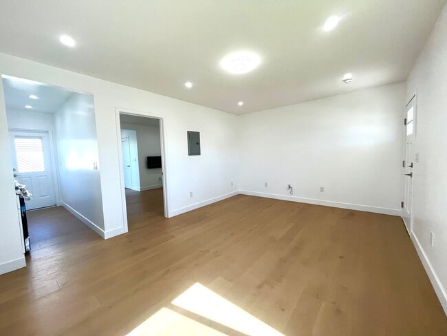 Building Photo - 624