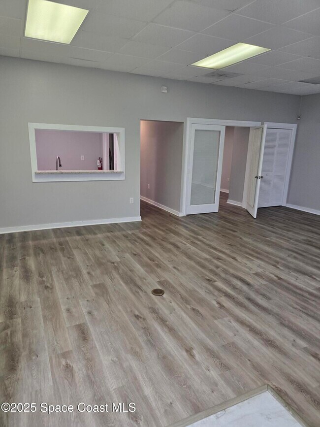 Foto del edificio - 1365 N Courtenay Pkwy