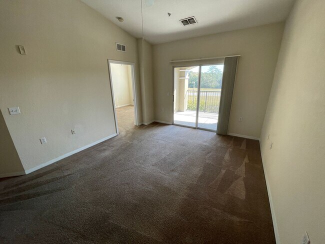 Building Photo - 1 Bed/1 Bath, 3rd Floor condo at Villa Val...