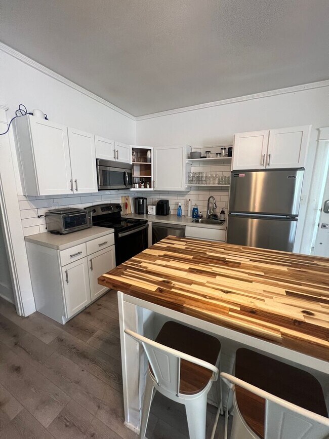 Photo - 6bd/3ba with Central AC Walking Distance t... Townhome