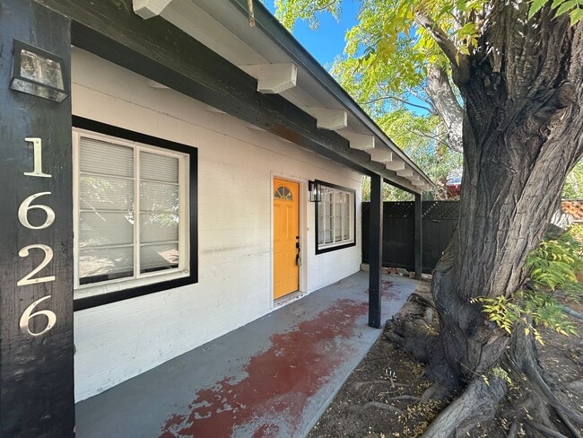 Building Photo - modern 1 bedroom duplex near downtown