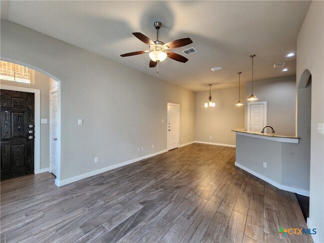 Building Photo - 549 Creekside Frst