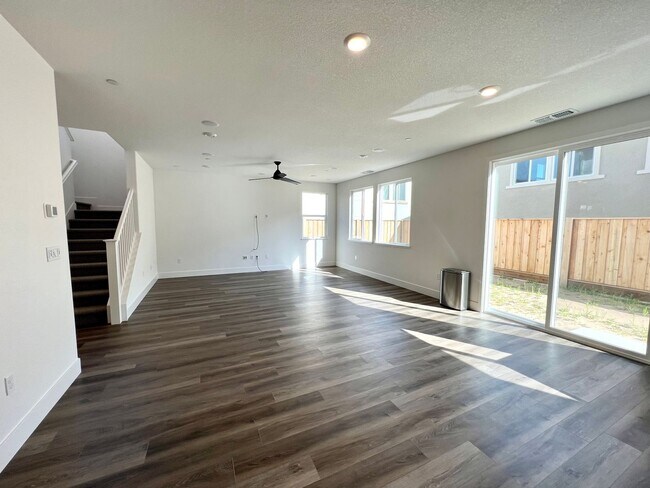 Building Photo - Gorgeous Nearly New Home With Solar 4 Bed,...