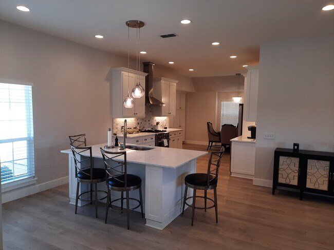 Foto del edificio - 1735 Woodridge Dr