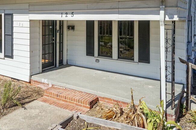 Building Photo - Gorgeous SPACIOUS Four Bedroom Home!