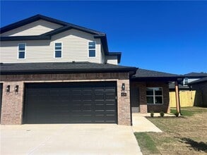 Building Photo - 611 Cosmos St