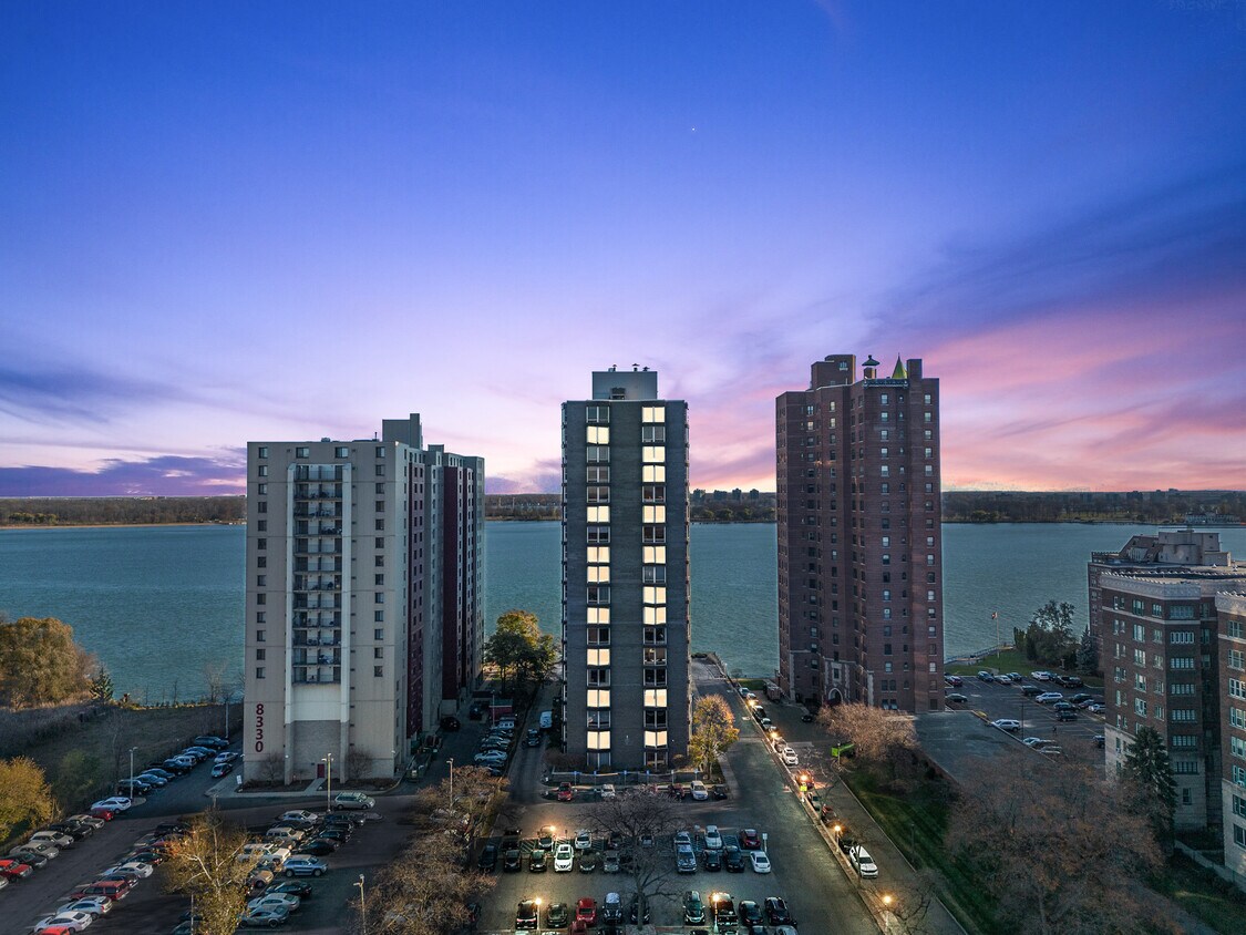 Foto principal - 8200 E Jefferson Ave