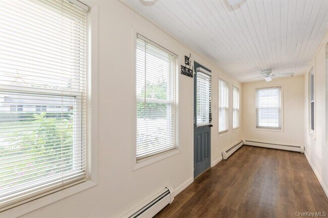 Foto del edificio - 109 Roosevelt Ave