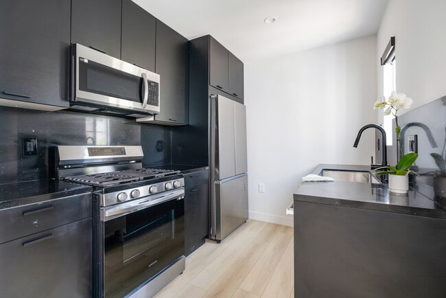 Foto del edificio - 215-225 Lucas Ave