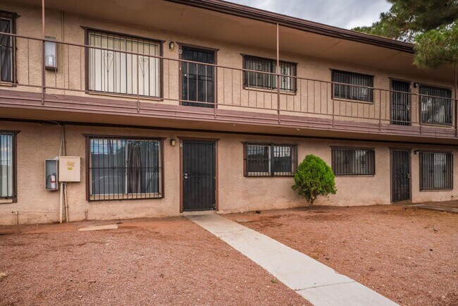 Foto del edificio - 1 Bedroom Downstairs  Condo Unit Near the Strip! Move in Special $199 for the first month rent!