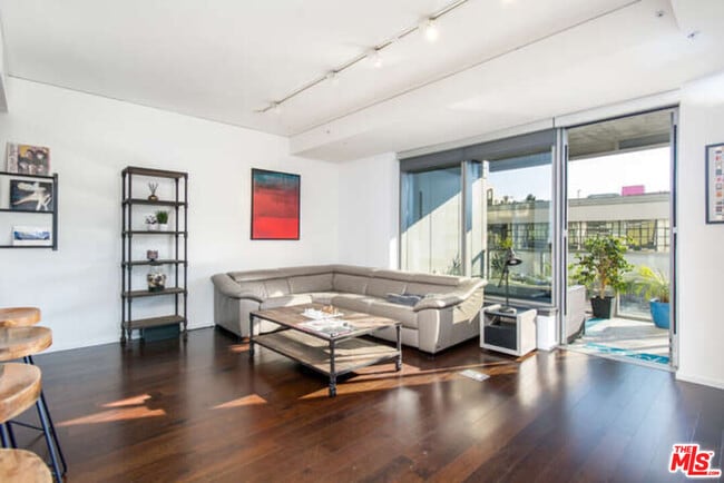 Foto del edificio - 1155 S Grand Ave