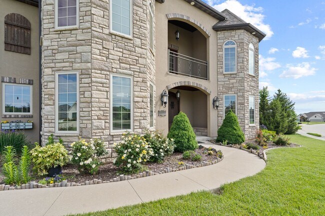 Building Photo - Large 5 Bedroom Home W/ Fenced yard