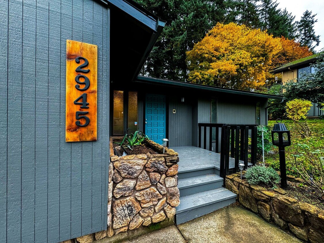 Primary Photo - Eleborate 4 Bedroom 3 Bathroom Retreat in ...