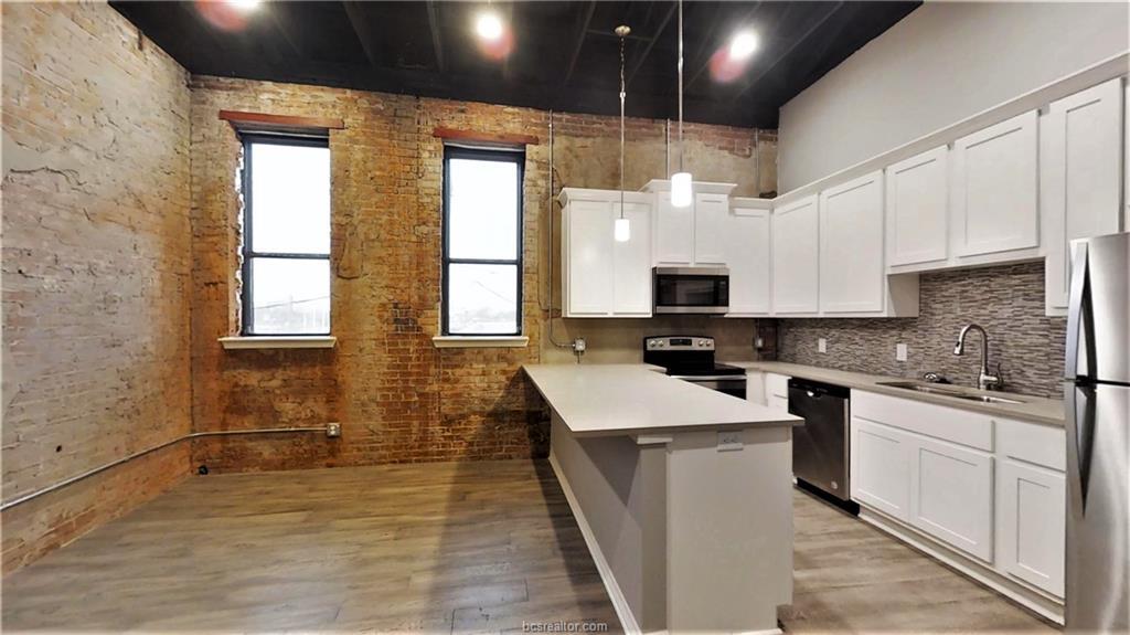 Primary Photo - 212 N Bryan Ave