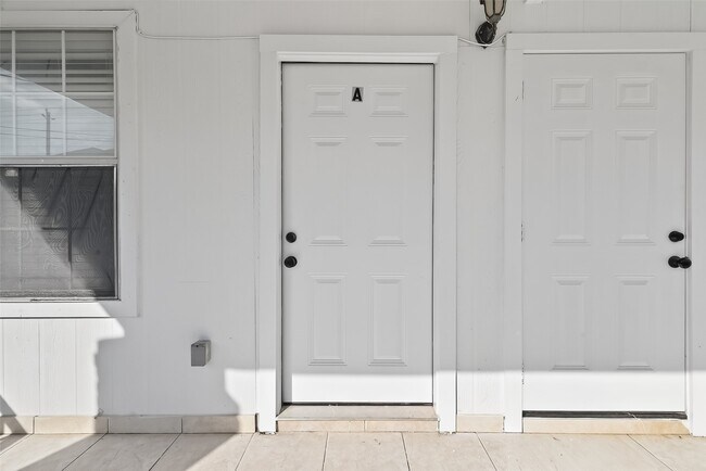 Building Photo - 2202 Hutchins St