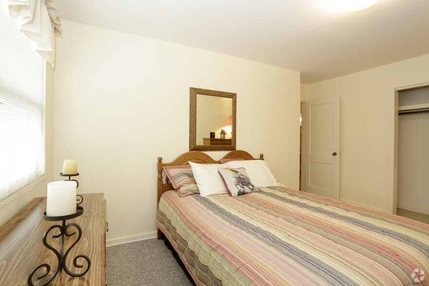 Master Bedroom York University Village golfview village rentals - rantoul, il | apartments Master Bedroom York University Village golfview village rentals - rantoul, il | apartments