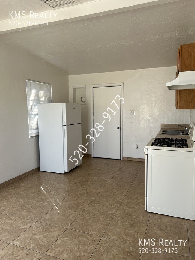 Building Photo - 2943 N Alvernon Way