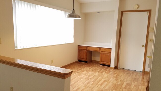Building Photo - 751 Hilltop Ln