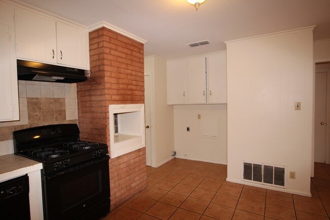 Foto del edificio - 4 bedroom 2 bath home near UT!