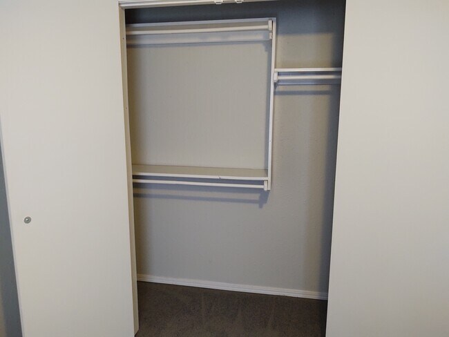 Armario del dormitorio 2 - 7126 NW 116th St