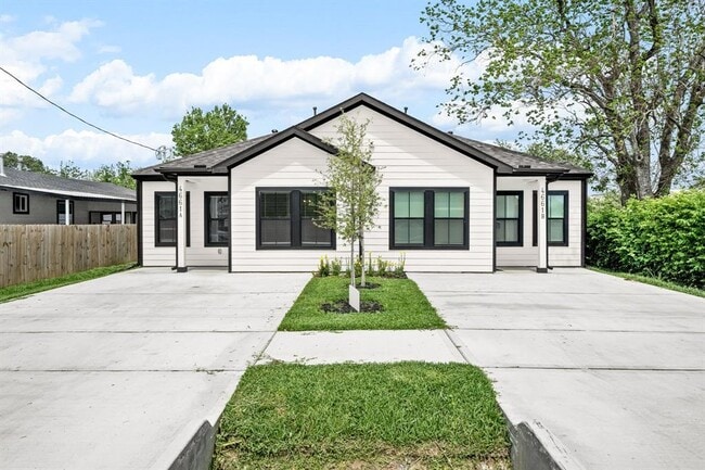 Foto del edificio - 4661 Clover St