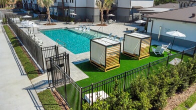 Building Photo - Everest Largo Apartments