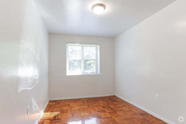 2BR, 1BA - 761 SF - Northwood Gardens