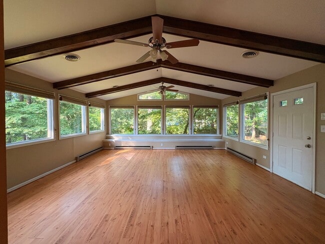 Building Photo - 203 Fleetwood Dr