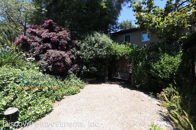 Building Photo - 4 br, 3 bath House - 50 Crest Road
