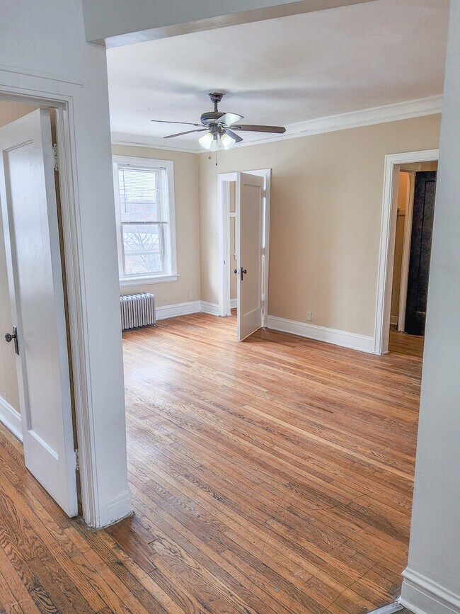 Foto del edificio - 4743 N Kenneth Ave