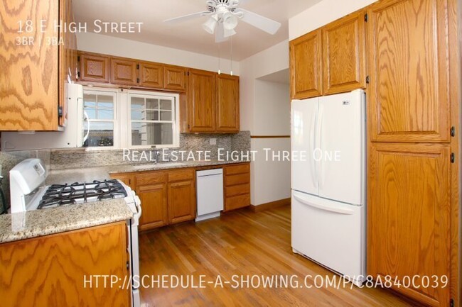 Building Photo - Colonial Style Watsonville Home