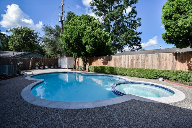 Foto del edificio - 5666 Overbrook Ln