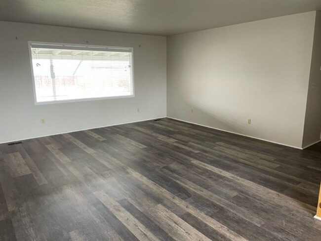 Building Photo - Beautifully Remodeled 3 Bedroom 2 Bath House