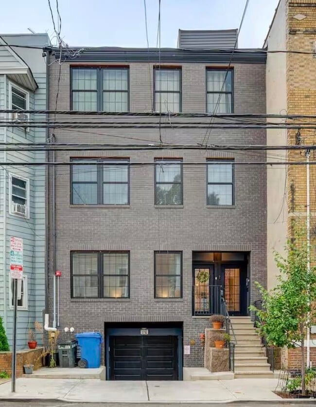 Building Photo - 131 Hopkins Ave