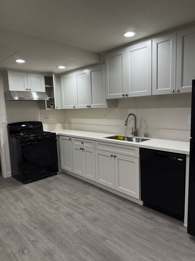 Building Photo - 10696 Walnut St