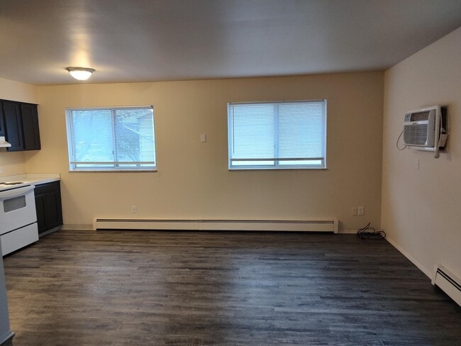 Building Photo - East Knoll Apartments (Renewed Investments II LLC)