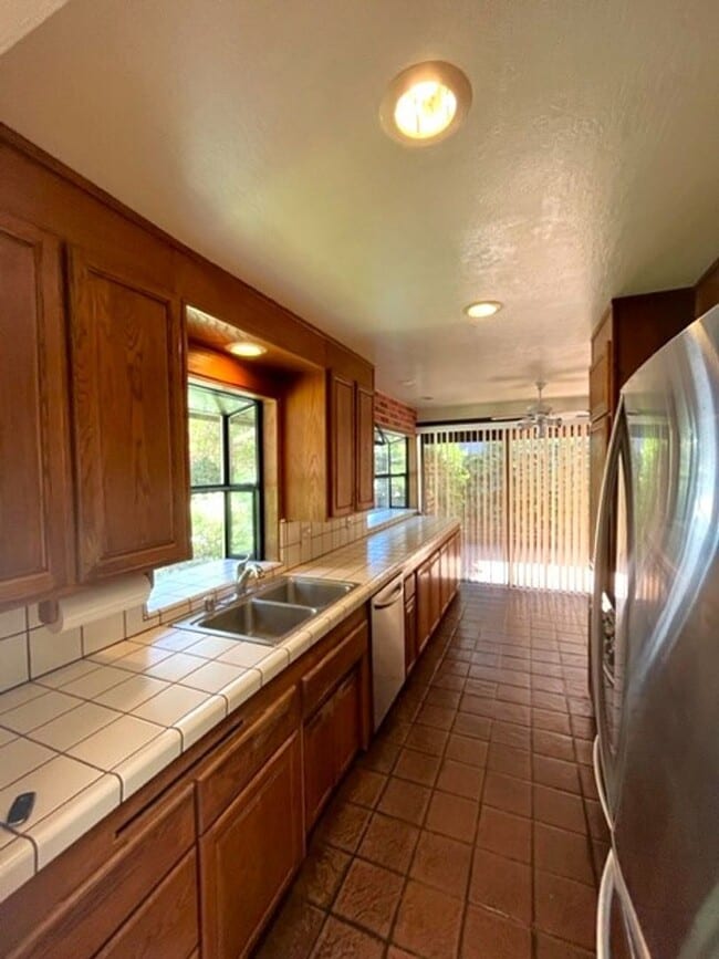 Building Photo - 634 Stanford Dr