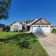 Foto principal - Spacious 4-Bedroom Home with Modern Featur...
