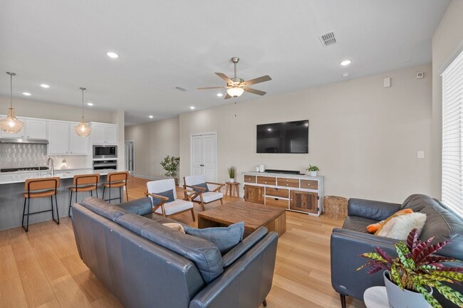 Building Photo - 7214 Oak Grv Trl