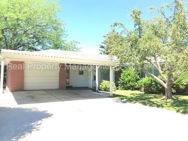 Building Photo - Large 6 Bedroom Rambler!