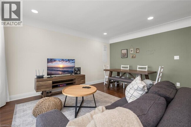 Photo du bâtiment - 16 Golden Blvd E