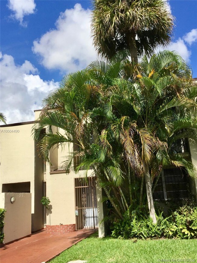 Building Photo - 9141 Fontainebleau Blvd
