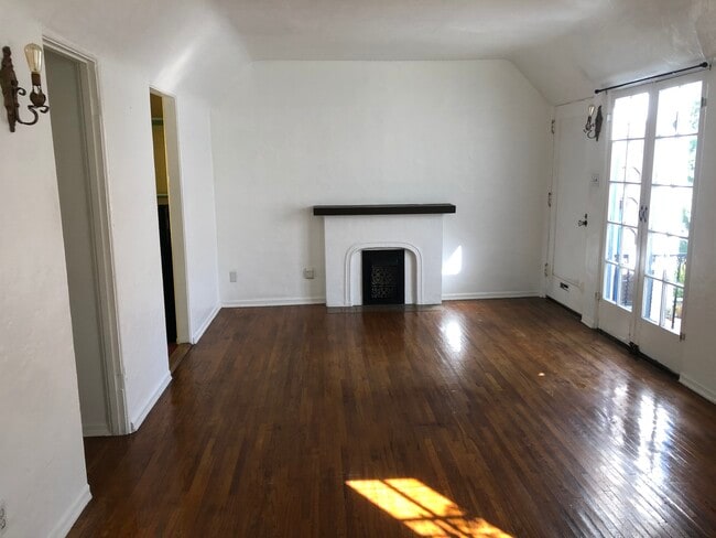 Living room 1 - 809 Kodak Dr