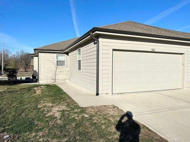 Foto del edificio - 3 Bed | 3 Bath | 2 Car Garage Attached Villa in Blue Springs
