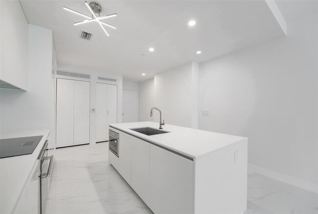 Foto del edificio - 700 NE 24th St