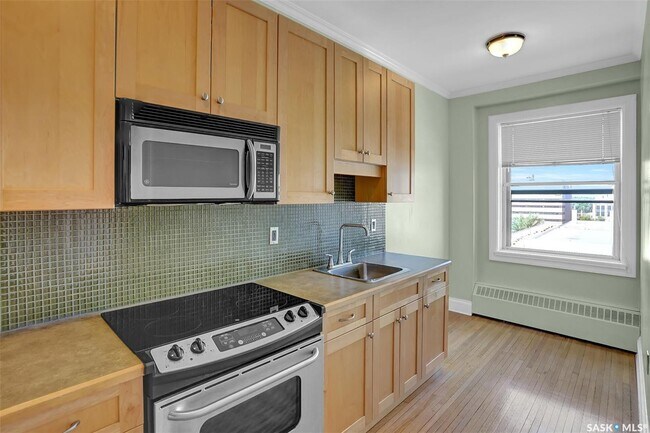 Building Photo - 2305-2305 Victoria Ave