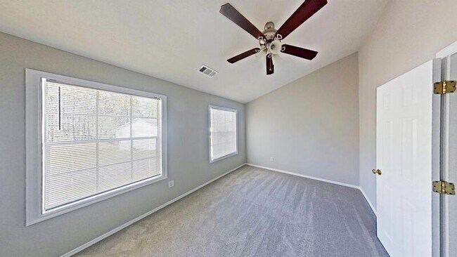 Foto del edificio - 1013 Shady Creek Dr