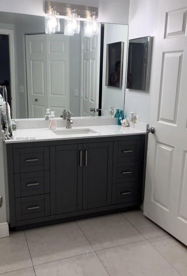 Foto del edificio - 2452 Centergate Dr