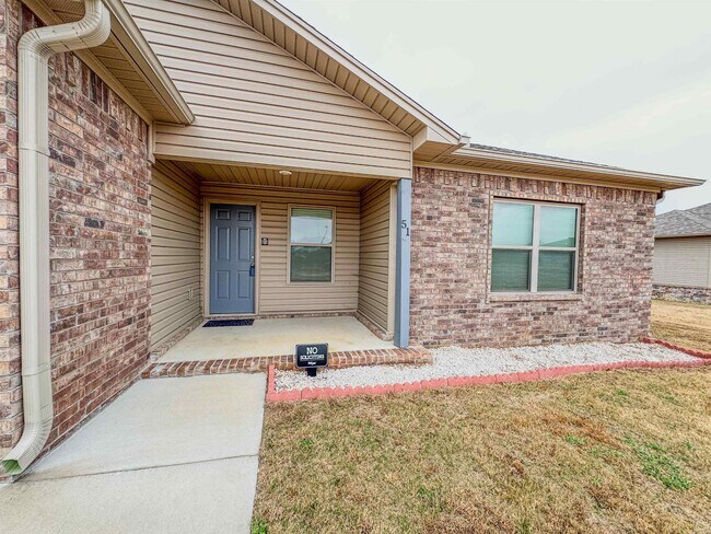 Building Photo - 51 10 Point Ln