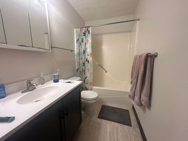 Foto del edificio - $1,050 | 2 Bedroom, 1 Bathroom Apartment | Cat Friendly | Available for August 1st, 2026 Move In!